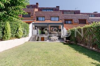 Semi detached house in El Soto de la Moraleja. Amplitud y jardín en el soto de la moraleja