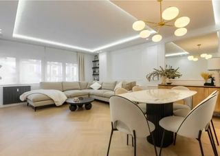 Etagenwohnung in Trafalgar. Piso reformado en trafalgar con 4 habitaciones y plaza de garaje