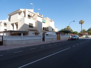 A tre livelli in Las Viñas. Lujosa vivienda individual en esquina, con gran terraza y piscin