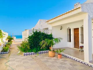 Chalet à Guardamar Playa. Villa en guardamar. primera línea con acceso directo a la playa