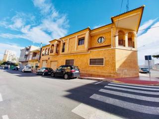 Maison à Pueblo. Enorme villa de dos plantas en guardamar