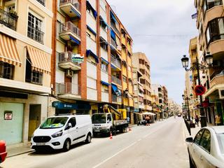 Location Local commercial à Pueblo. Traspaso de negocio en la avenida principal de guardamar.