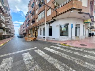 Lloguer Local Comercial a Guardamar Playa. Se alquila local comercial en avenida cervantes, playa centro gu