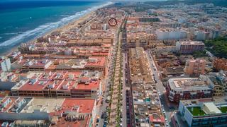 Apartament a Guardamar Playa. Amplio apartamento a pocos metros del mar con excelente terraza