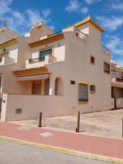Maison jumele en Avenida de roda 25. Bonita vivienda en esquina, en urbanizacin con piscina