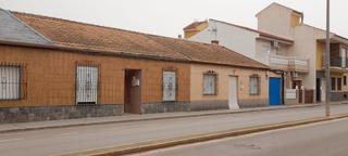 Maison en Avenida de jos manuel claver valderas 23d. Amplia casa de pueblo con parcela privada de jardn y huerto, en
