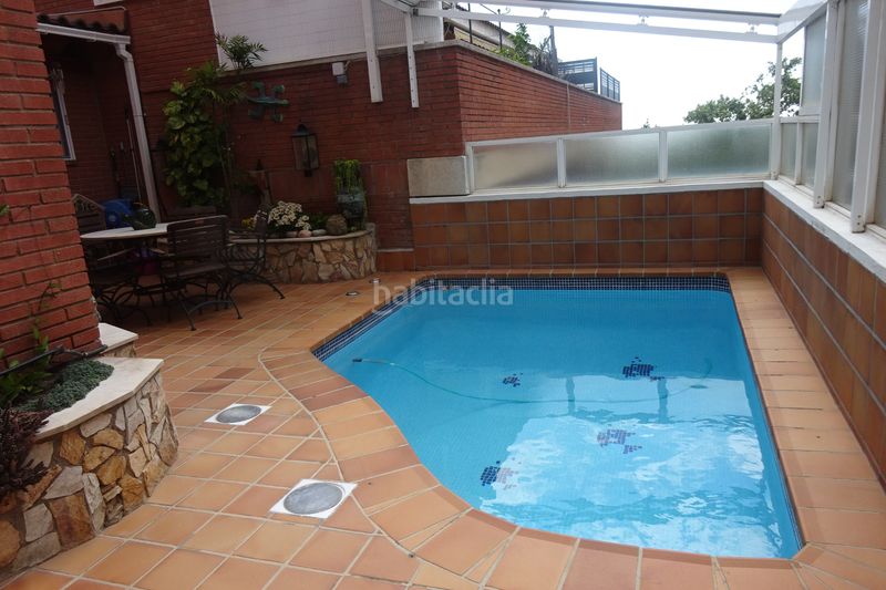 Foto 1ae2405c-c37b-41fb-8242-af69f3a634d6. Casa adossada amb xemeneia calefacció aparcament piscina a Barcelona