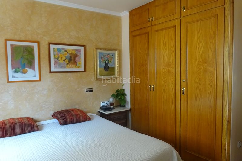 Foto 4e7987ae-f6e4-40a7-a0af-cd8f92a6bd0b. Casa adossada amb xemeneia calefacció aparcament piscina a Barcelona