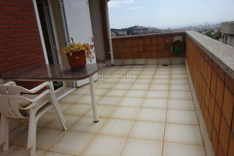 Foto 5b09f525-6453-4667-ab59-d7ba16513f00. Casa adossada amb xemeneia calefacció aparcament piscina a Barcelona