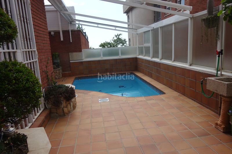 Foto 6dd176c3-939a-4da6-aef2-7731c078fd42. Casa adossada amb xemeneia calefacció aparcament piscina a Barcelona
