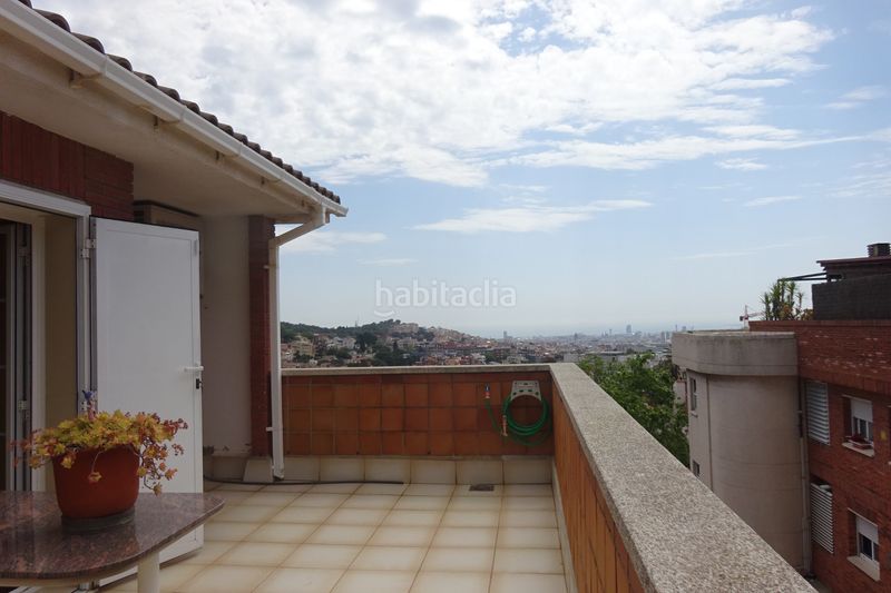 Foto 8d46584f-57c2-43e1-9e21-9490df54b25a. Casa adossada amb xemeneia calefacció aparcament piscina a Barcelona