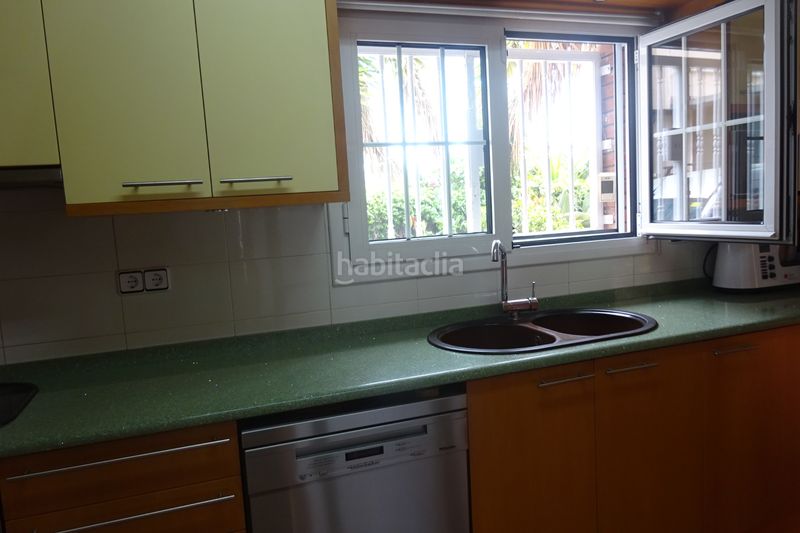 Foto aa521594-4870-4897-9ac6-b9b9611b352b. Casa adossada amb xemeneia calefacció aparcament piscina a Barcelona