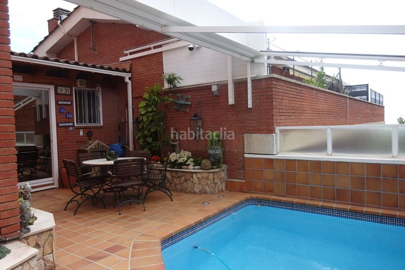 Foto be3e6190-4e50-4451-9c10-6573b078fe22. Casa adossada amb xemeneia calefacció aparcament piscina a Barcelona