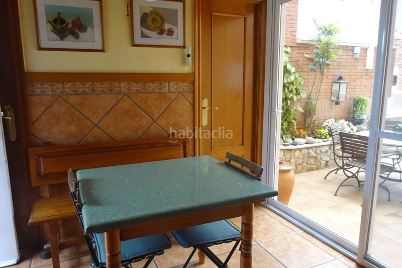 Foto c697364f-d21e-4235-aa6e-446e23ce96ab. Casa adossada amb xemeneia calefacció aparcament piscina a Barcelona
