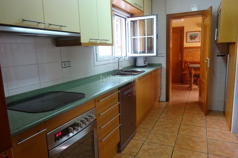 Foto ef8d9ad4-fb8b-4e5f-a7b5-f74182f7d7fb. Casa adossada amb xemeneia calefacció aparcament piscina a Barcelona