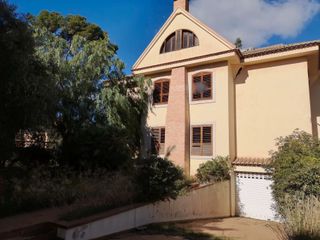 Chalet en Calle aspiroz 3. Chalet con 8 habitaciones con parking y vistas a la montaña