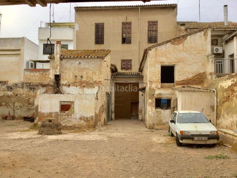 Foto 69b0a45b-cfa3-40fa-ad61-7b2acd086297. Casa ideal inversores!! posibilidad de edificar 1 o 2 edificios con garaje, planta baja mas dos alturas. la vivienda construida es una en Massamagrell