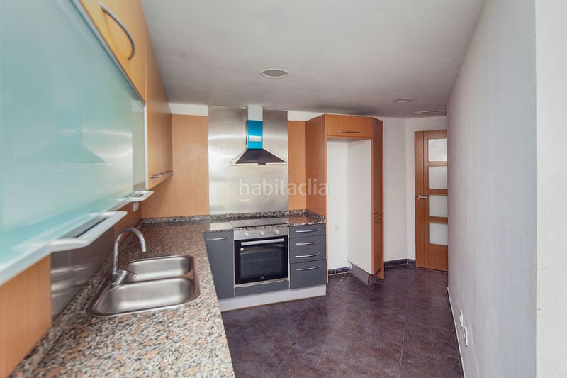 Foto f8ced5d9-0e4d-4020-b2cd-eeeb69ba29df. Pis amb aparcament a Barrio Benicalap Valencia