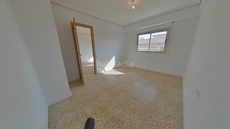 Foto f7a5949b-000f-40de-aefa-9191ecc2e122. Pis a Torrefiel Valencia