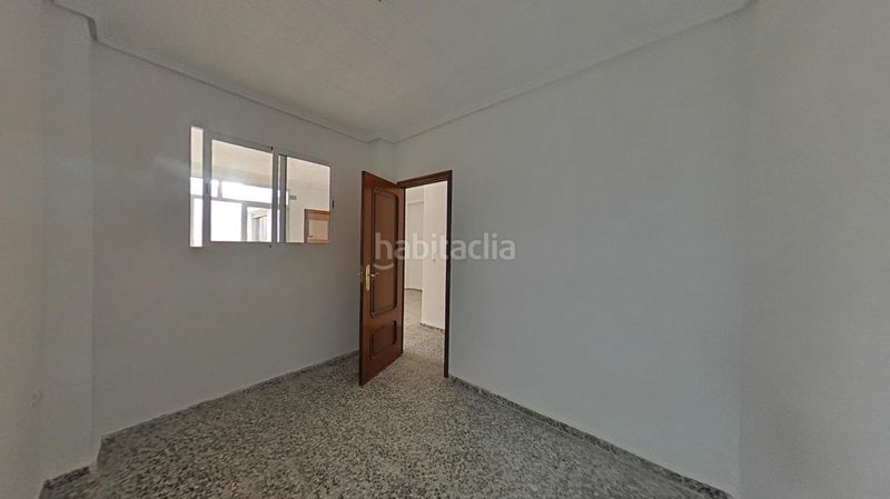 Foto ba2b6530-7661-406c-8afc-f14f4bae0b9a. Planta baixa a Natzaret Valencia