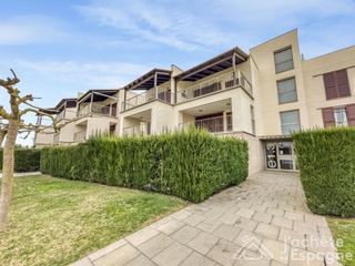 Apartament  Castelln. Apartamento dos dormitorios y dos baos con jardin y parking pri