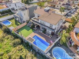 Maison  Carrer de la quilla. Chalet independiente con jardin, piscina y dormitorio en planta