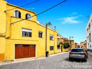 Casa  Primer de maig. Encantador chalet esquinero con terraza y chimenea en traiguera