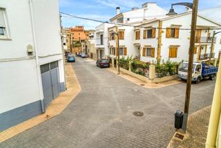 Casa  Carrer primer de maig. Encantador chalet esquinero en traiguera!