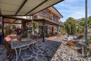 Haus  Rio bermuza. Casa independiente con jardines  y vistas impresionantes a la na