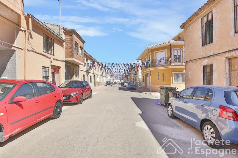 Foto 16315f66-e4a8-40f1-90fa-12089e27ae00. Casa adossada amb calefacció aparcament a Caudete