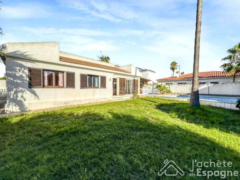 Foto 7b2f8c7b-8ef9-4765-8728-8e57dbd72a11. Casa amb calefacció aparcament piscina a Costa Norte Vinaròs