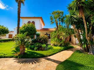 Casa  De l’aladroc. Exclusivo chalet  6 dormitorios con piscina, vistas al mar en pa
