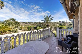House in Monserrat. Amplio chalet con, piscina en monserrat