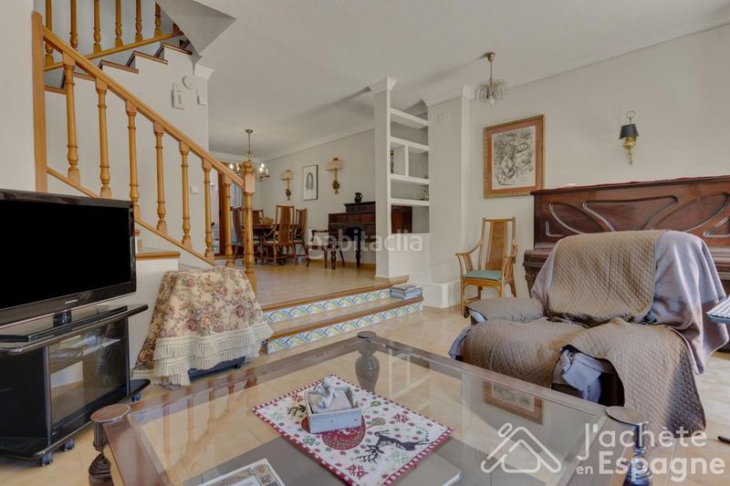 Foto 4c3d14e0-bf93-45ca-8b45-e8feaed189c8. Casa aparellada amb calefacció aparcament piscina a Paterna