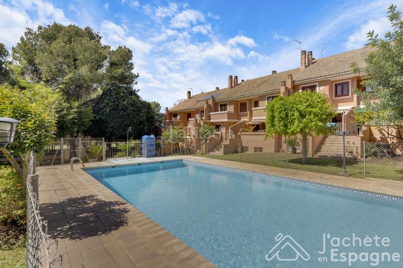 Foto 7846ff15-fffd-4ba8-a78b-71eea99e0cea. Casa aparellada amb calefacció aparcament piscina a Paterna