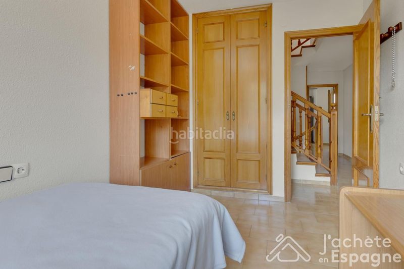 Foto ba30778d-3f89-43c8-814f-557021d142f3. Casa aparellada amb calefacció aparcament piscina a Paterna