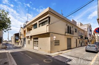 Casa en Playa Puerto de Sagunto. Casa esquinera a pocos pasos del mar. oportunidad única con gran