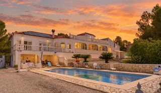 Casa in Montroi / Montroy. Villa de excepción con piscina,