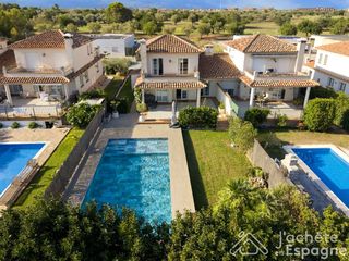 Maison jumelée  Calle barcelona. Chalet  de lujo con piscina privada, vistas al campo de golf y a
