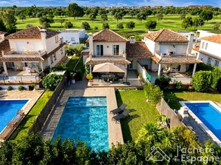 Casa aparellada  Calle barcelona. Chalet  de lujo con piscina privada, vistas al campo de golf y a