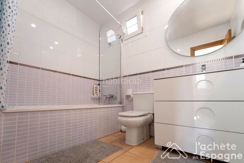 Foto 5a9f38b8-5a46-4fb7-8901-864d1c0aa624. Casa aparellada amb aparcament piscina a San Jorge