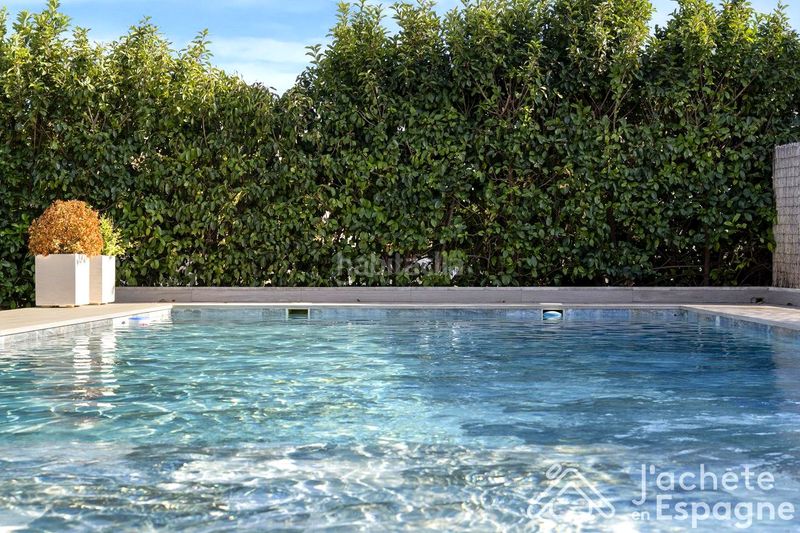 Foto ef163280-e058-481f-a70a-821404d6af74. Casa aparellada amb aparcament piscina a San Jorge