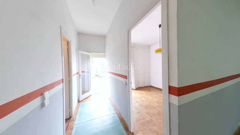 Foto de430d2f-0ad4-44f9-99f7-0b001aea185f. Casa adossada amb xemeneia calefacció aparcament a Sabadell