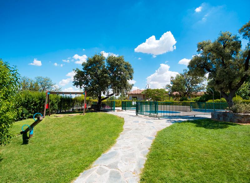 Foto 5e45b2fd-36d3-46aa-9a6f-46222ec15745. Rent towny house in paseo de los parques 38 in Encinar de los Reyes La Moraleja