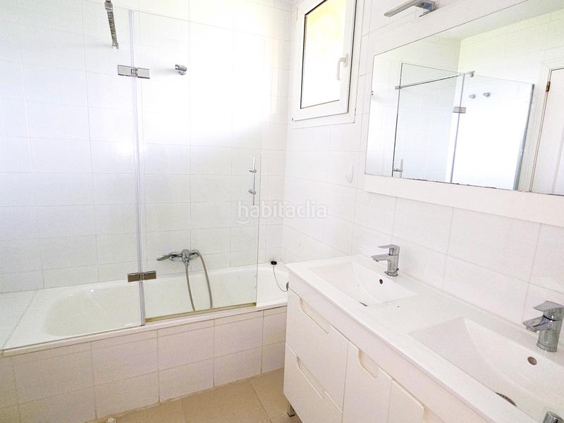 Foto 9252aef5-2c4f-4739-a461-dcdde43a8277. Rent towny house in paseo de los parques 38 in Encinar de los Reyes La Moraleja