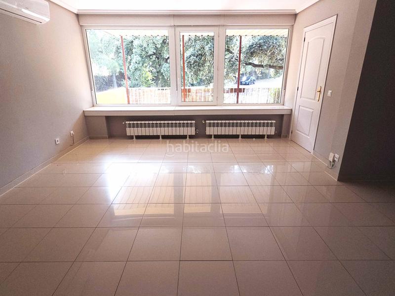 Foto b545e603-08d1-4948-a387-0bafd59fbe7f. Rent towny house in paseo de los parques 38 in Encinar de los Reyes La Moraleja