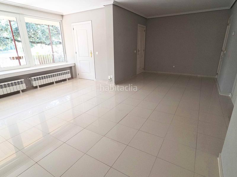 Foto ef7d8976-f943-4e0d-9095-45c46f1ea949. Rent towny house in paseo de los parques 38 in Encinar de los Reyes La Moraleja