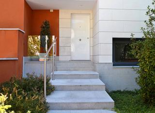 Lloguer Casa aparellada  Calle de san enrique de ossó 471. Chalet de 4 dormitorios, 3 baños más 1 aseo, con parcela  y jard