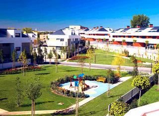 Miete Doppelhaus in Calle de san enrique de ossó 471. Chalet de 4 dormitorios, 3 baños más 1 aseo, con parcela  y jard