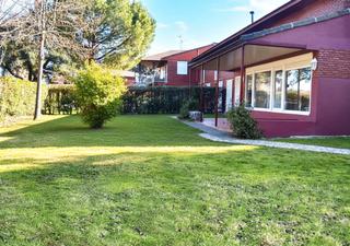 Rent Towny house in Paseo de los parques 31. Chalet pareado de 3 dormitorios y 2 baños, con 330 m2 de jardín